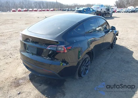2025 Tesla Model Y Long Range Dual Motor All-Wheel Drive z USA, uszkodzony, nr VIN 7SAYGDEEXSF267888
